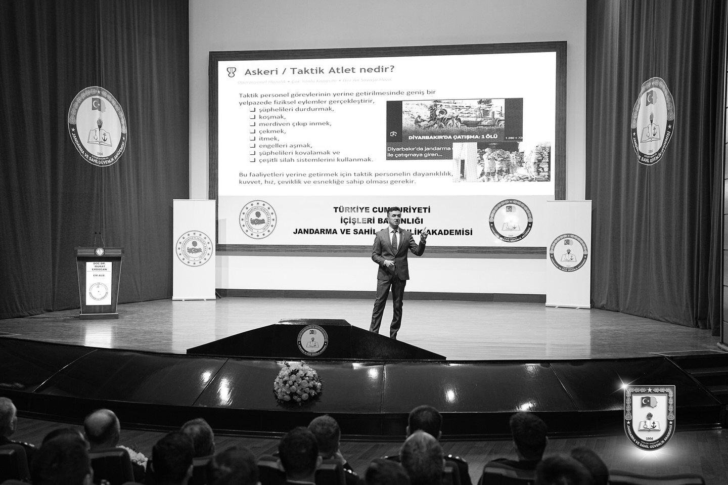 Prof. Dr. Murat Erdoğan, Jandarma ve Sahil Güvenlik Akademisi'nde taktik atlet kavramı üzerine konferans veriyor