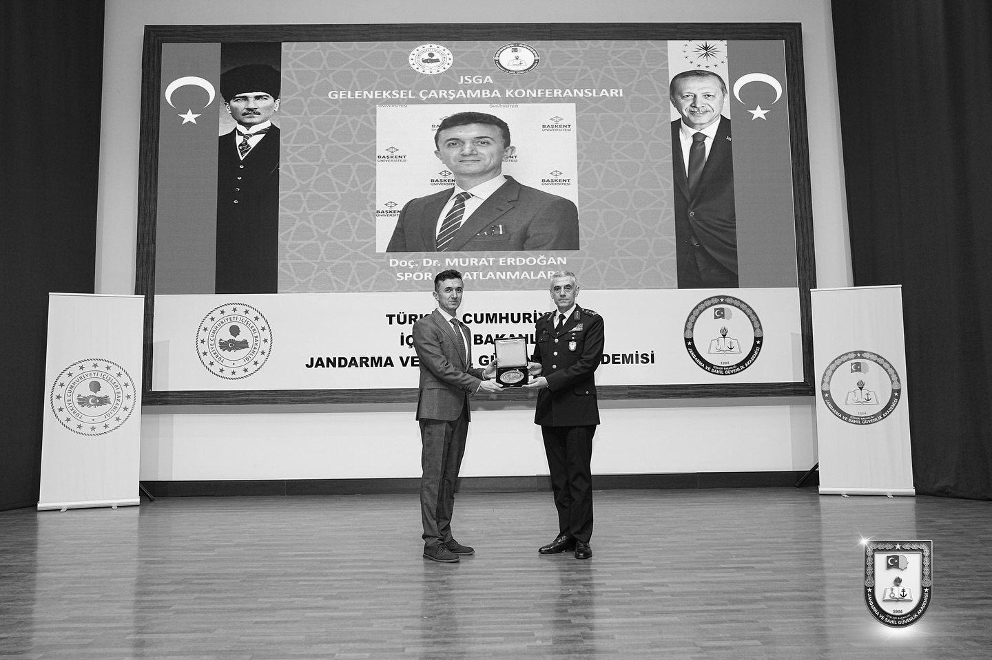 Prof. Dr. Murat Erdoğan, Jandarma ve Sahil Güvenlik Akademisi konferansı sonrası plaket takdiminde