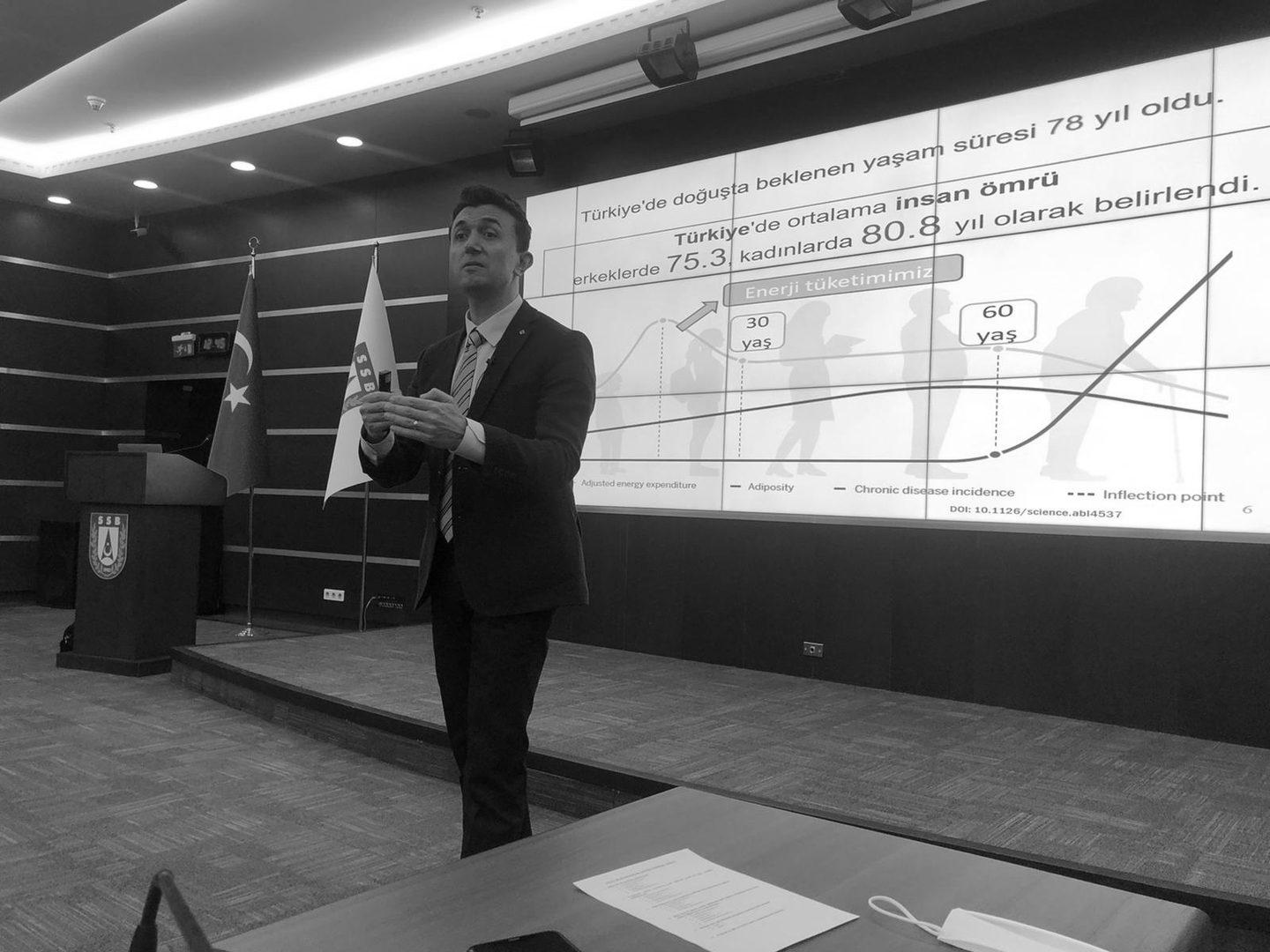 Prof. Dr. Murat Erdoğan, Savunma Sanayii Başkanlığı'nda Sağlıklı Yaşam ve Egzersiz Stratejileri seminerini veriyor